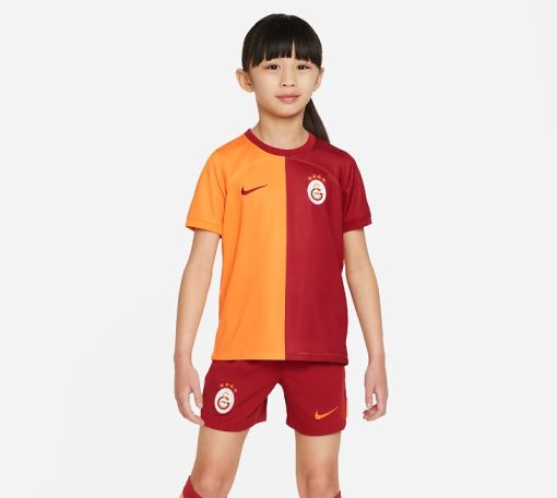 Nike Galatasaray 2023/24 Infant Home Shirt & Shorts Set - Image 2